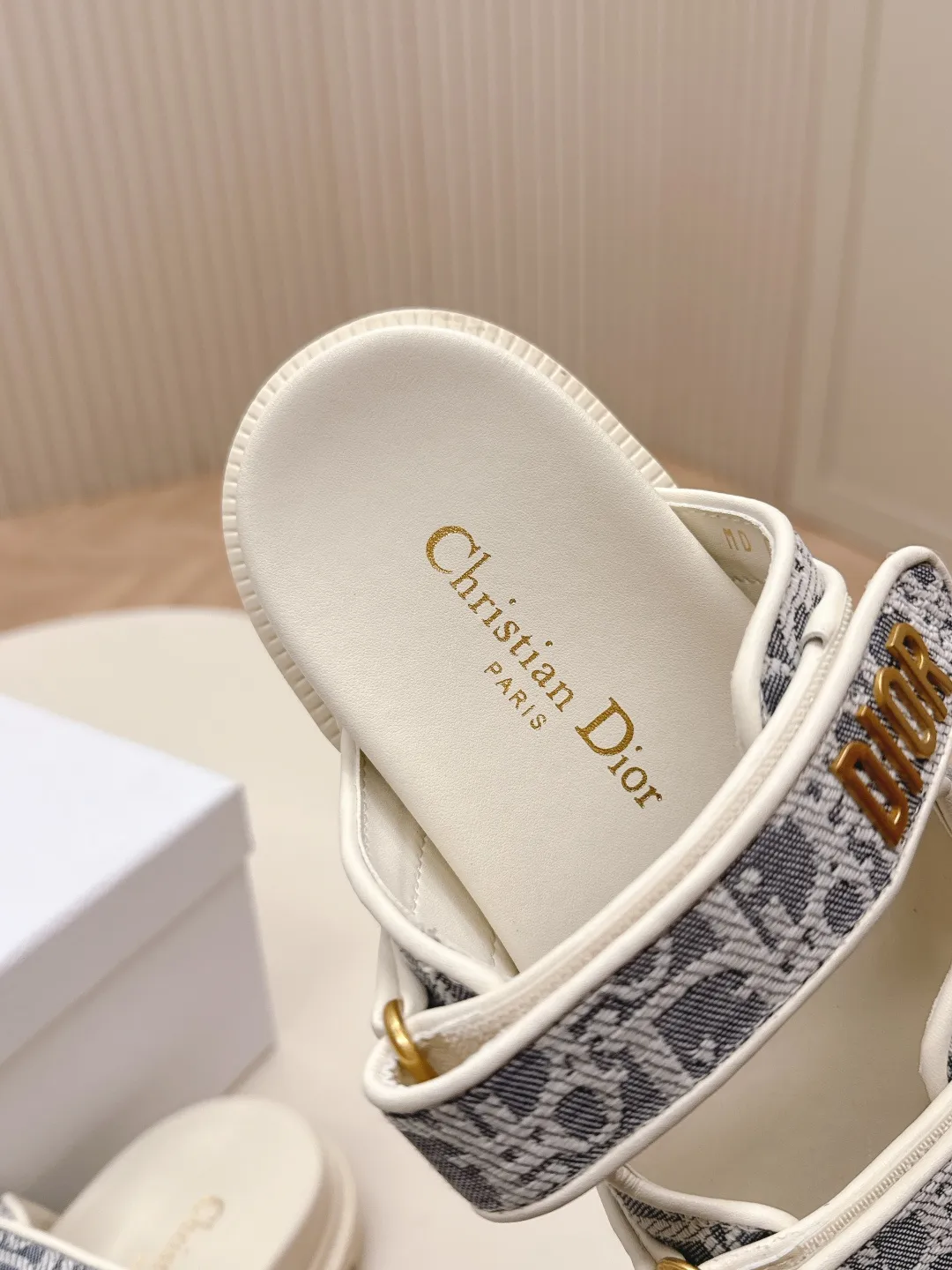 💕💕Factory direct selling price p480💕💕 Latest spring and summer new colors Classic upgrade plus 2025 new color series Dior Dior Classic Velcro Sandals and Slippers Series Original replica high version Super durable and versatile style Very comfortable on the foot, slim and white Original customized upper, original D hardware buckle, original TPU outsole Size: 35-41 yards 42 order